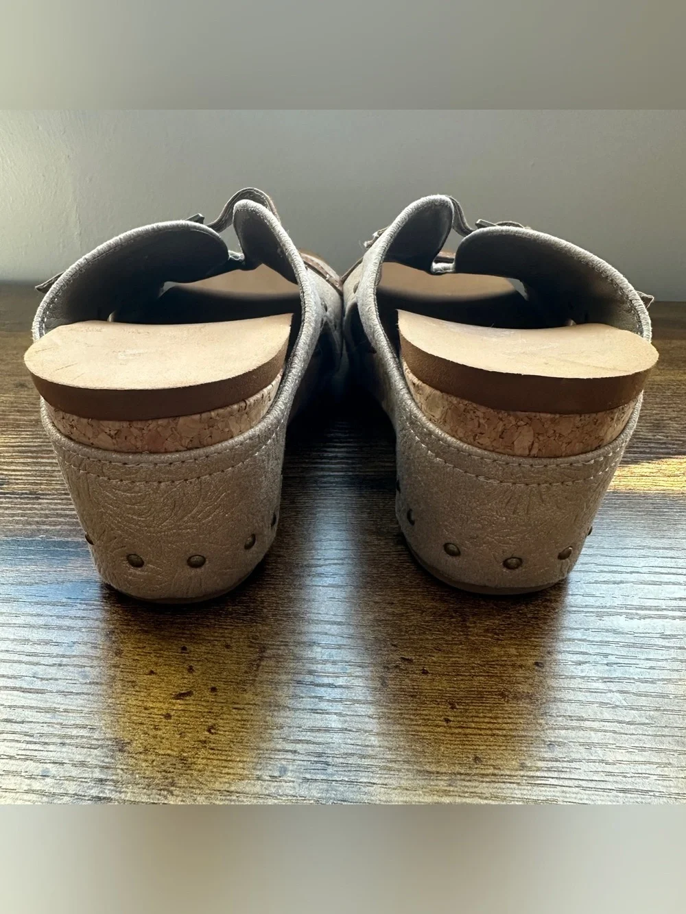 Very G Bellvue Sandal 7‎ Tan Brown Wedge Buckle Stud Detail Boho Western Comfort